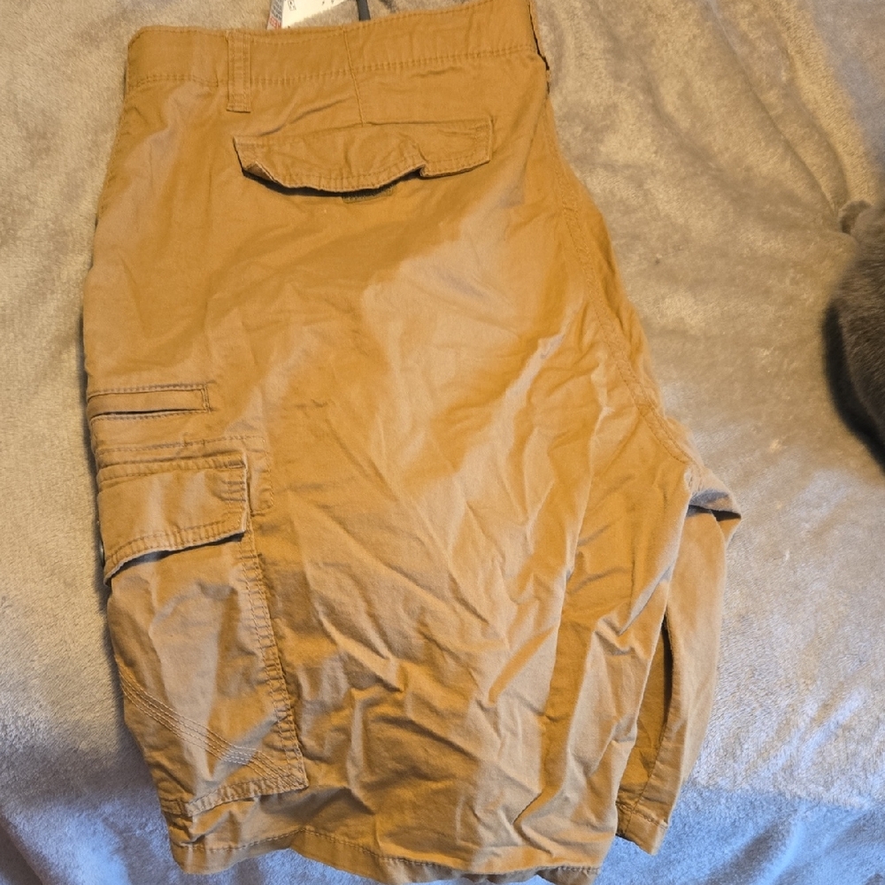 Men's Cargo Shorts in Tan - Utility Pocket Design